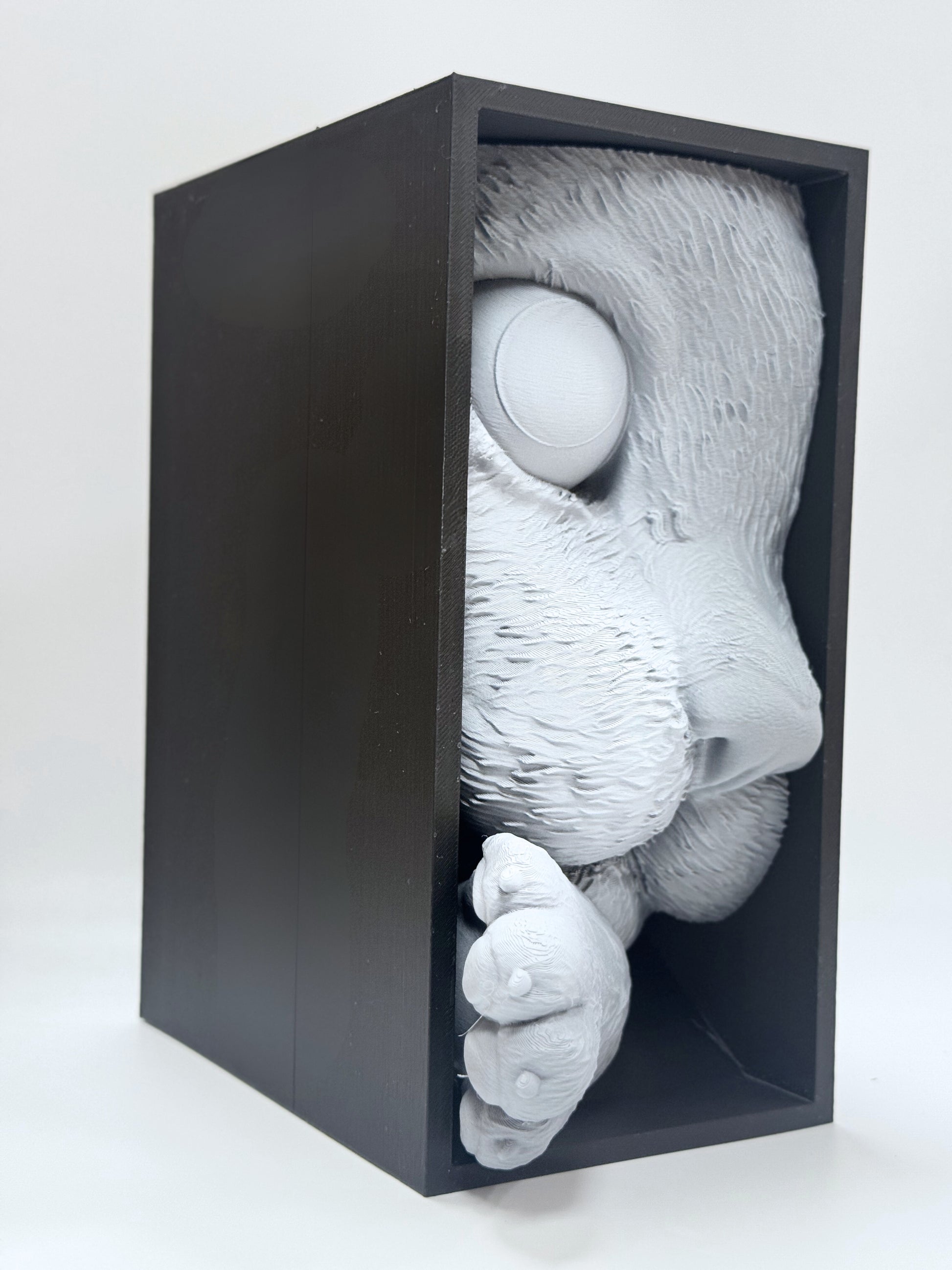 Playful cat-themed bookend for home decor, standing at 21 cm tall